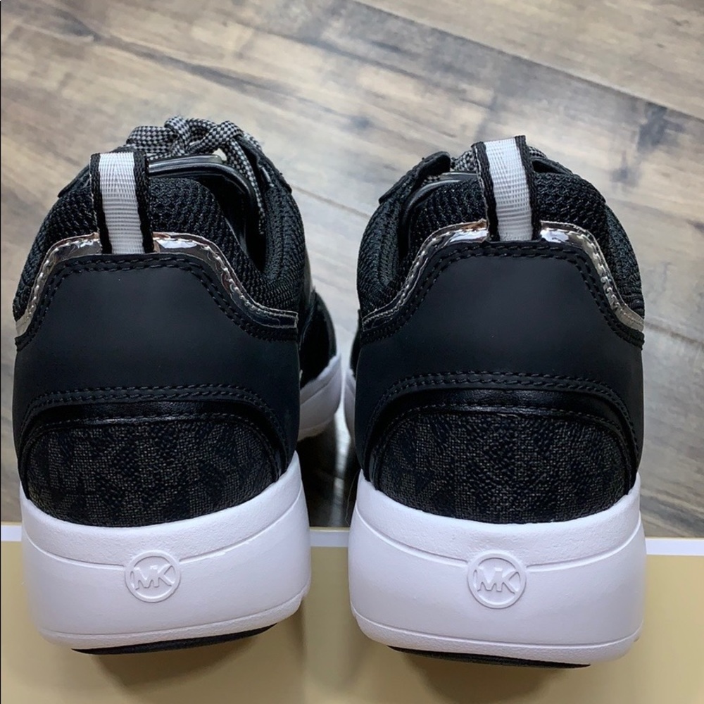 MICHAEL KORS OCTAVIA TRAINER TECH CANVAS BLACK - Picture 5 of 16